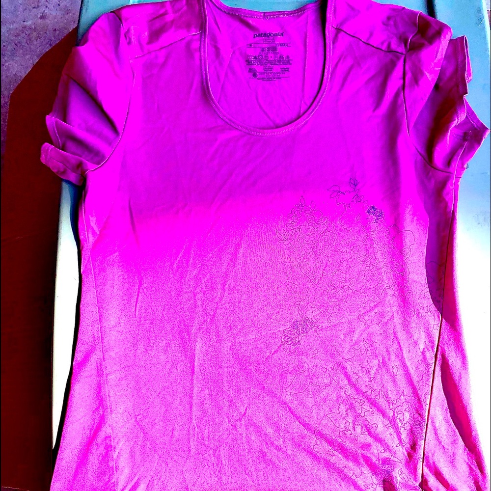 Patagonia Capaliene 1 women’s tee. Pink with a fine print.Small